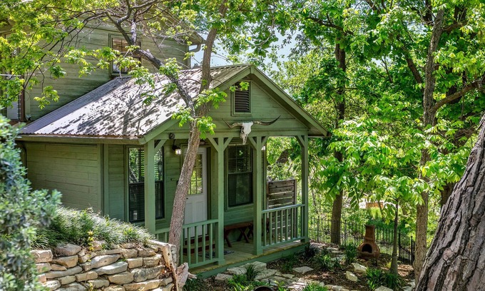 Fredericksburg Apartment | Kellys Creekside Sarahs Secret | King Bed | Hot Tub | Walk to Main