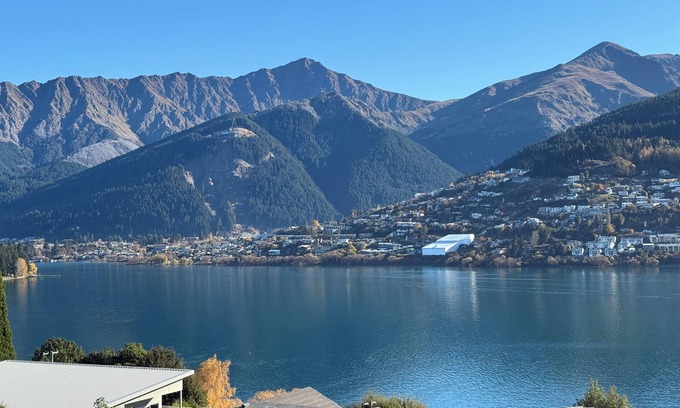 Kelvin Heights House | KELVIN HEIGHTS, QUEENSTOWN - lake views, sunny