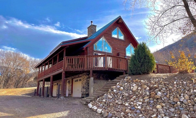 McCammon House | Kemosabe Reunion Getaway | Hot Tub, Sauna, Nature