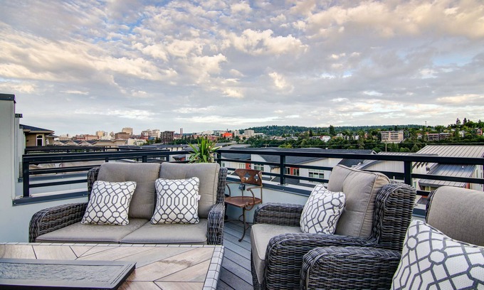 West Central Condo | ✦✦Kendall Yards Convenience in Luxury Townhome with Beautiful Skyline View! ✦✦