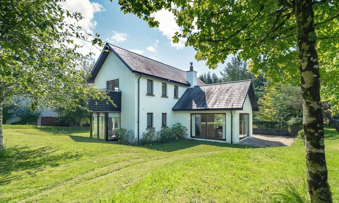 Kenmare House | Kenmare home sleeps 8 with use of hotel pool