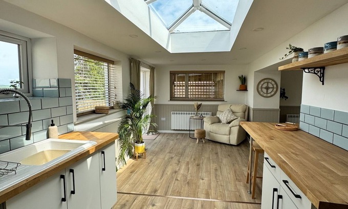 Whitland Cottage | Kennel House with Hill Views perfectly situated for walks. - 20 min to the beach