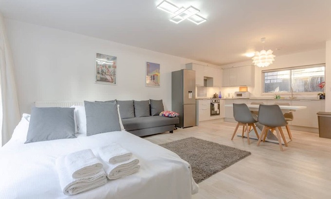 Lancaster Gate Apartment | Kensington Gardens 2 Bedroom Flat With a Balcony