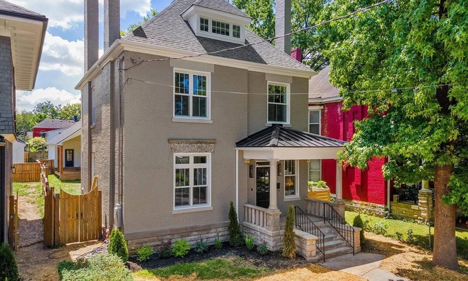 Lexington House | Kentucky Dream! 4BR, 3BA, 2Car-G/Covered Backyard Stage, 1-Mile from Rupp!