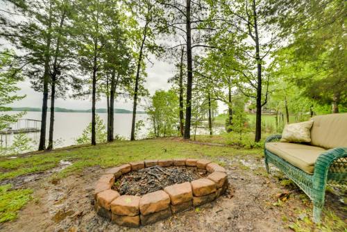 New Concord House | Kentucky Lakeside Home with Deck - 20 Mi to LBL!