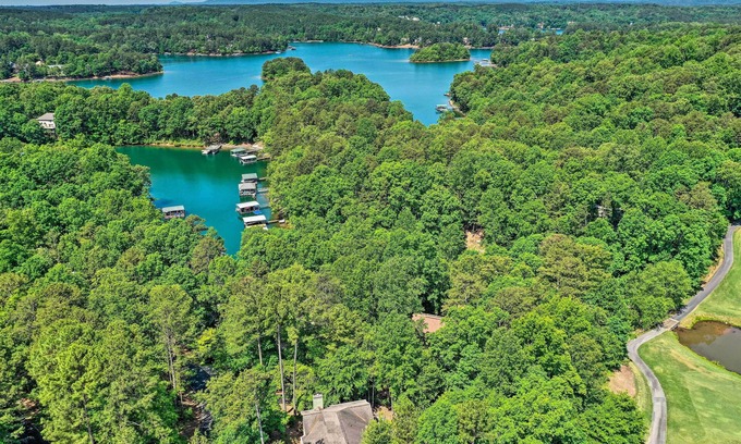 Salem Condo | Keowee Key Resort Condo w/Deck & Pool Access!
