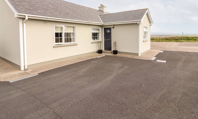 Carrigaholt Cottage | KERRY VIEW, family friendly, with a garden in Kilkee, County Clare