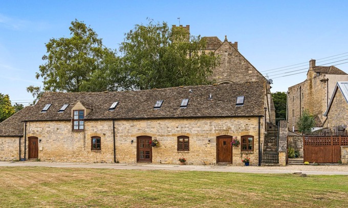 King's Stanley Cottage | Kestrel Barn, Leonard Stanley - sleeps 5 guests in 2 bedrooms