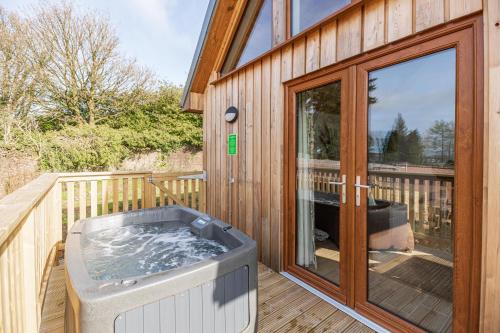 Newton Stewart House | Kestrel Lodge 3 with Hot Tub