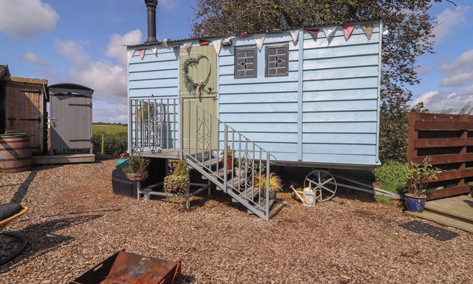 Newton Stewart Cottage | KETBURN SHEPHERDS HUT AT BALNAB FARM, pet friendly in Whithorn