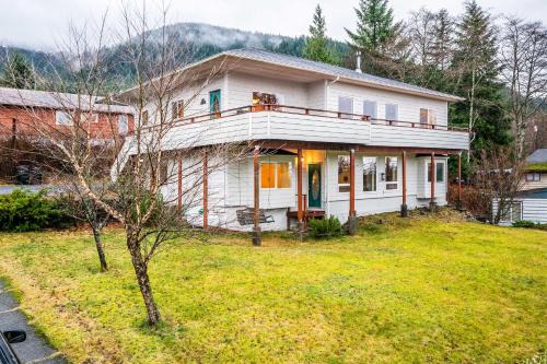 Ketchikan House | Ketchikan Home Bay Views, half Mi to Hiking Trails