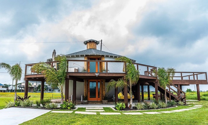 Pirates Beach House | Kettle House - As Seen On TV - Island Famous