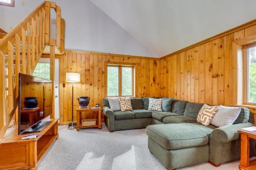 Hammondsport House | Keuka Lake Cabin with Boat Dock Access and Fire Pit!