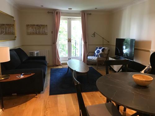 West Kensington Apartment | Key & Flowers - Kensington Residence 1