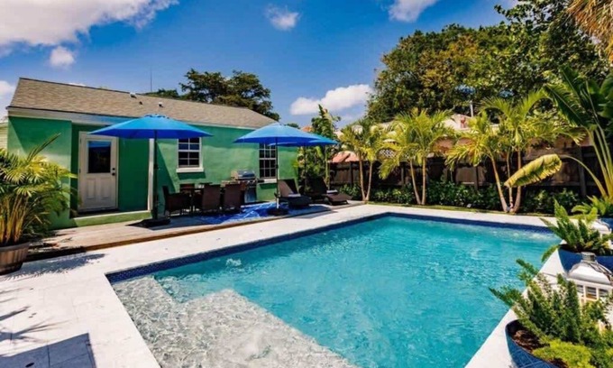 Sunshine Park House | Key Lime Cottage - Bask Poolside in a Historic Flamingo Park Gem