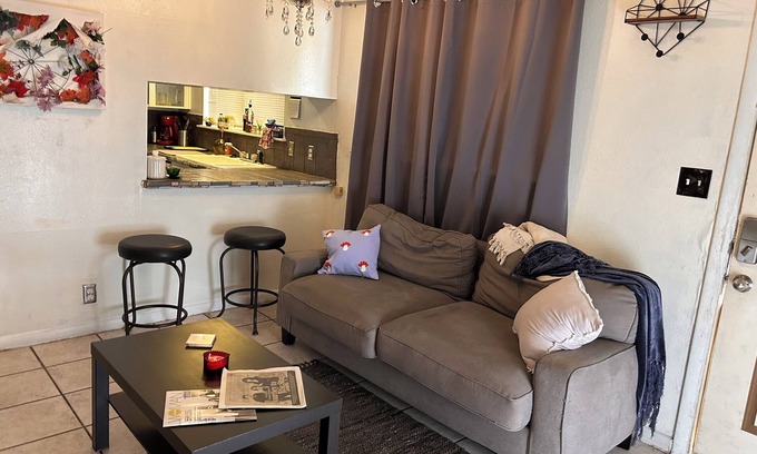 Westgate Bed & Breakfast | Key to Austin Original 2 Bedroom Austintatious B&B located in the ❤️ of Austin