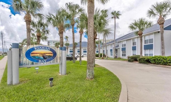 New Smyrna Beach Apartment | Kiawah Bay 107 - 2 Bedroom 2 Bath Steps To The River And Ocean!