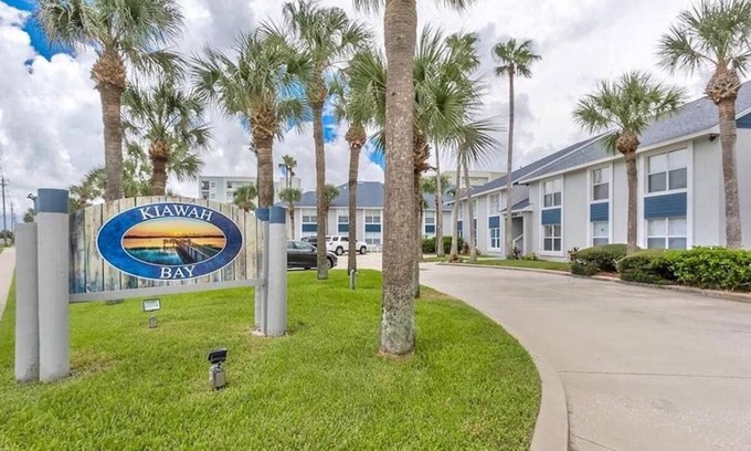 New Smyrna Beach Condo | Kiawah Bay 107 - 2 bedroom 2 bath steps to the river and ocean!