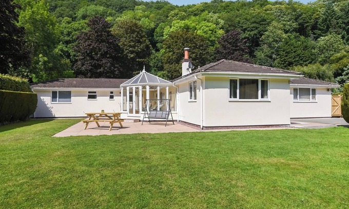 Kingswood Cottage | Kick back and relax at this lovely riverside house in Montgomeryshire, Powys.