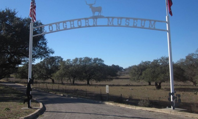 Pleasanton House | Kid-friendly Property Close to Longhorn Museum! w/ Free Parking, Pets Allowed!