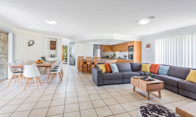 Keperra House | Kidman Place - Spacious Luxury+ FREE WIFI + WINE