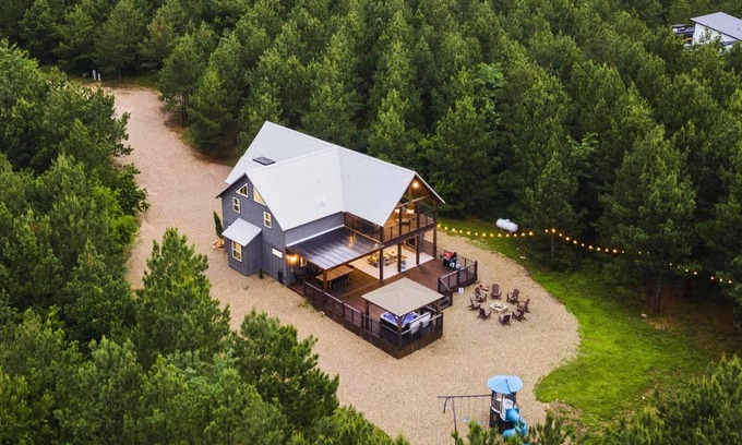 Broken Bow Cabin | Kid’s Playset | Game Room | Hot Tub | Fire Pit