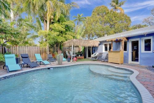 Wilton Manors House | Kiki Grand Suite - Men's Clothing optional Guest Houses