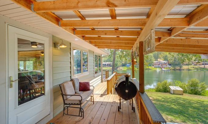 Kilgore Cottage | Kilgore Lakefront Home w/Private Dock & Pier!