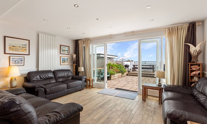 Saundersfoot House | Kilmore - Direct Beach Access, Sea Views