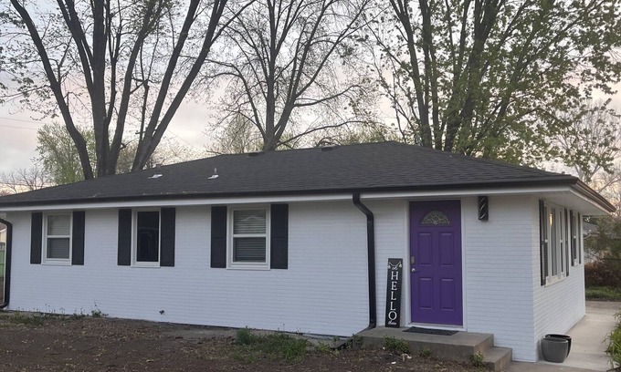Manhattan House | Kimball Ave makes commuting easy & Close to KSU STADIUM!