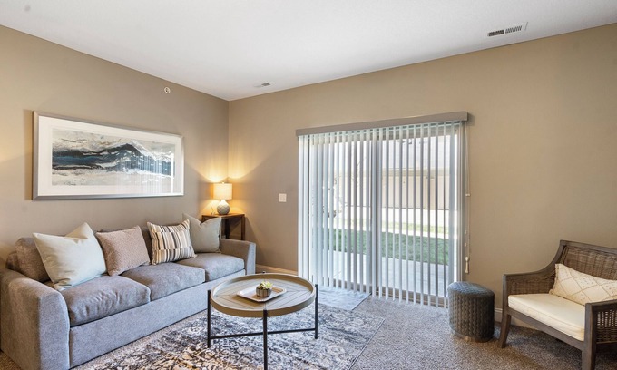 West Des Moines Apartment | King and Queen Ground Floor End Unit w/Garage/Pool/Gym