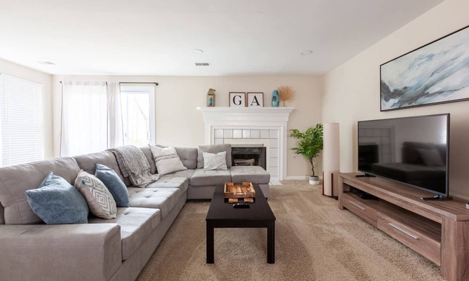 Alpharetta House | KING BD, Downtown Alpharetta, Spacious, & Renovated
