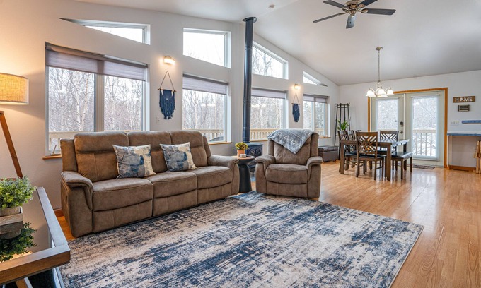 Palmer House | King Bed, 2 Living Areas, 2 Decks, Kid's Corner, Private, Peaceful Location