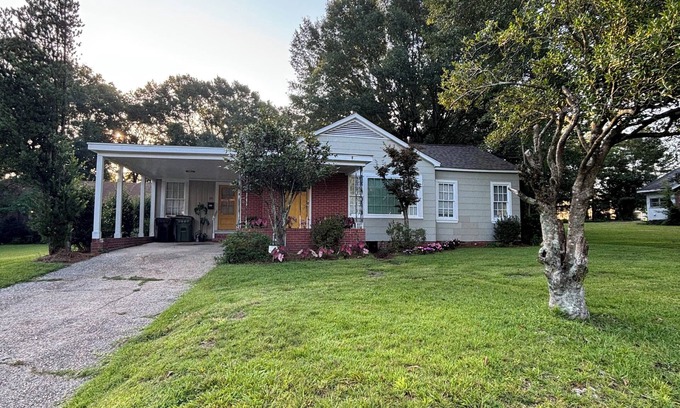 Hattiesburg House | KING BED! Cozy 2 Bedroom House Located in the Heart of Hattiesburg