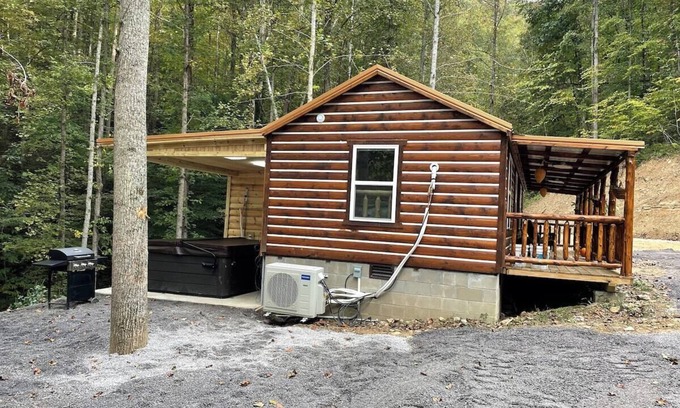 Gilbert Cabin | KING BED Cozy Cabin on the Hatfield McCoy trails