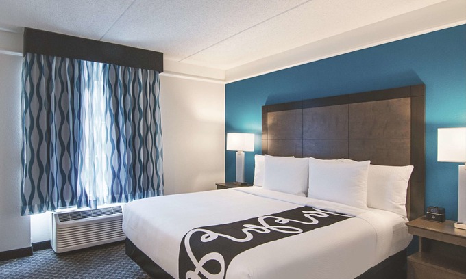 Orlando Hotel | King Bed Deluxe, La Quinta Inn & Suites, Poolside Fun, Near UCF & Universal