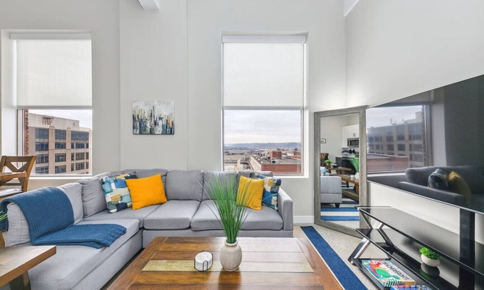 Downtown Cincinnati Apartment | King Bed, Downtown Steps from Bengals & Reds, Minutes to OTR, TQL, Free Parking