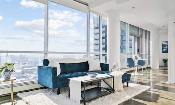 Beltline Apartment | King Bed | DT Views | UG Park | Walk to Saddledome