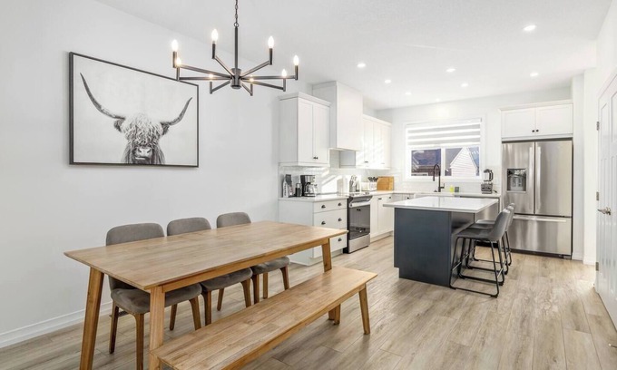 Southeast Calgary House | King Bed| Family/Pet Friendly| Fenced Yard| 5 min S. Health