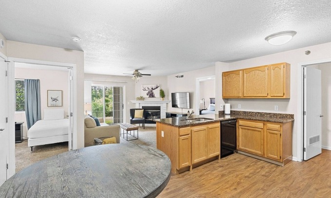 West Des Moines Apartment | King Bed | Fast Wifi | First Floor