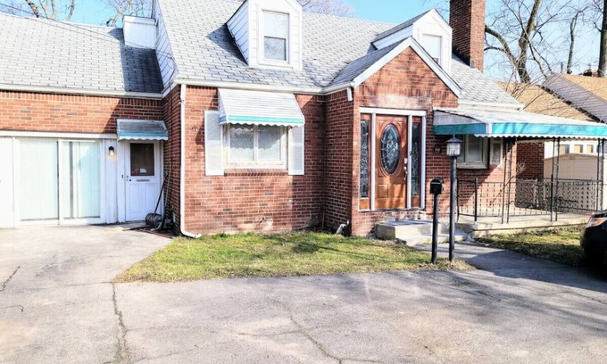 Cheektowaga House | King bed fenced backyard and parking