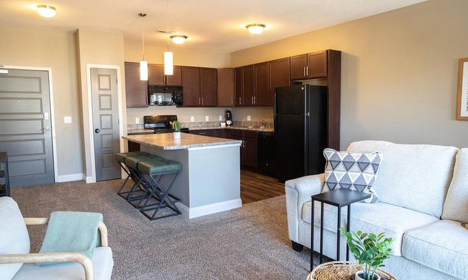West Des Moines Apartment | King Bed Garage Parking Gym More