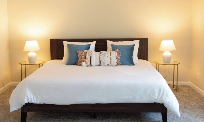 Westlake Village Apartment | King Bed, Hottub, Gym, W/D, Parking, Balcony