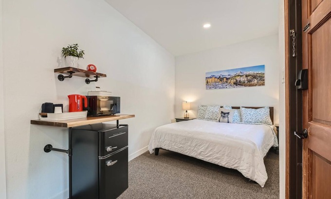 Idaho Springs Hotel | King Bed in Boutique Mtn Motel Suite Idaho Springs