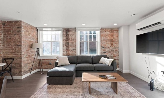 Riverside Apartment | King Bed! - J&K on Main Luxury Apartment 306