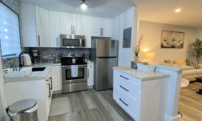 Hialeah Apartment | King Bed Large Updated 1/1B Apt. Fully Equipped Kitchen Central Area, MIA 10min