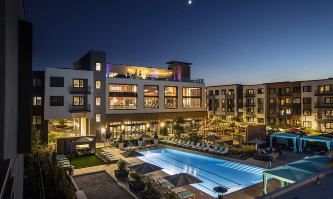 Menlo Park Condo | KING BED - Luxury FULLY FURNISHED Condo - 24/7 Gym Pool Jacuzzi in Menlo Park n