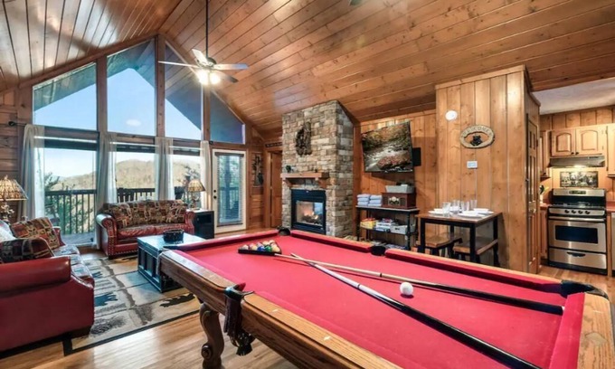 Sevierville Cabin | King Bed, Pool Table, Hot tub, Vinyl Record Player, Covered Back Porch w VIEWS!