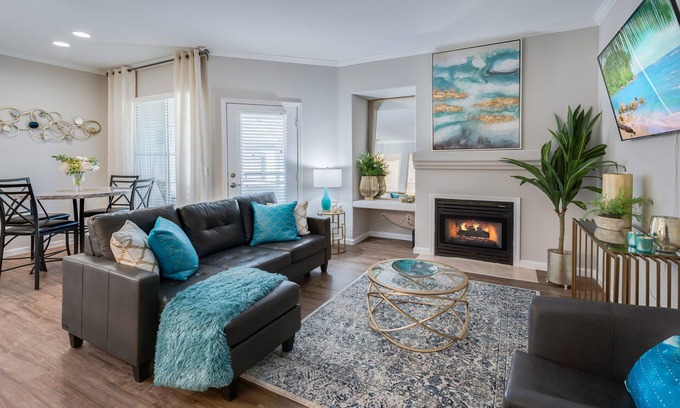 Roseville Apartment | King Bed/Prime Location/Private Garage