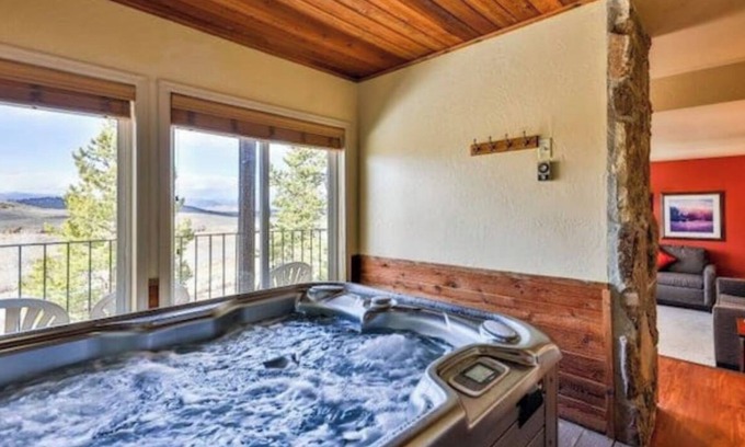 Silvercreek Apartment | King bed, pvt hot tub, free wi-fi, 71